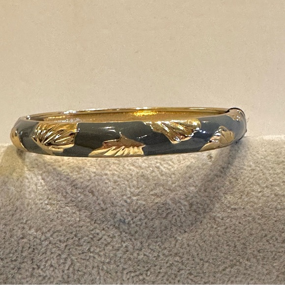 NWT Sequin by Nordstrom Clamper Bangle Bracelet- gray enamel, gold tone seashell - Picture 4 of 12